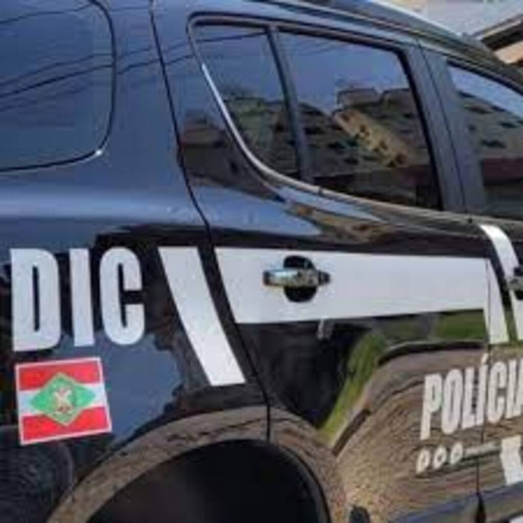 Polícia Civil prende quatro pessoas, apreende um menor, drogas e arma de fogo durante a Operação Narcos