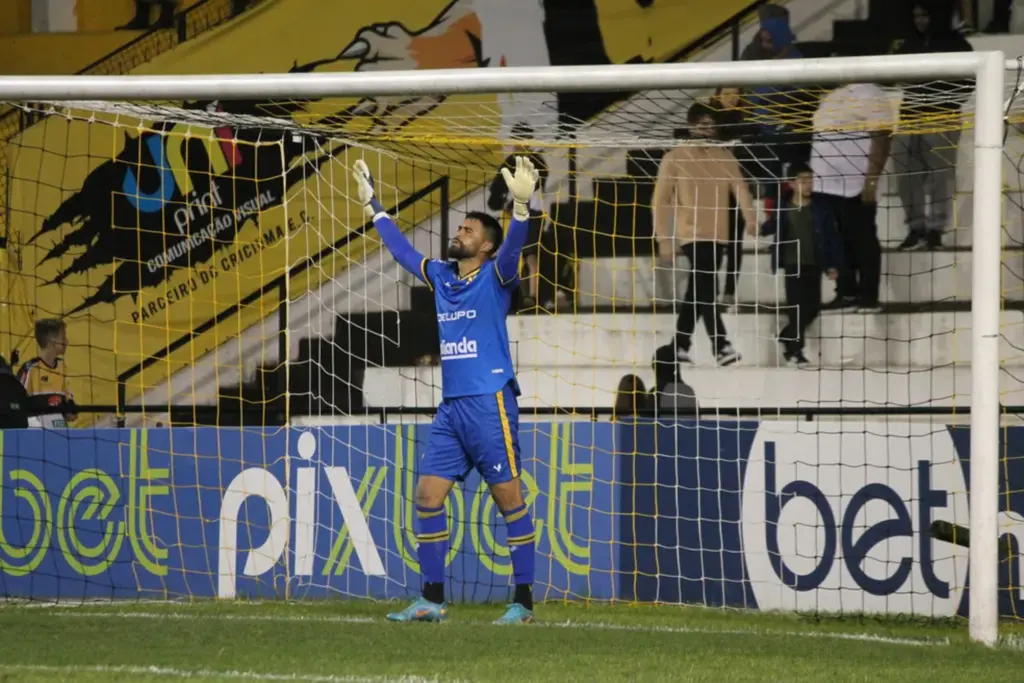 Gustavo renova contrato com Criciúma até o fim do Catarinense