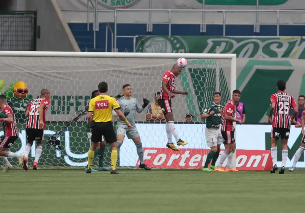  - Felipe Alves observa Luizão tirar a bola em Palmeiras x São Paulo — Foto: Marcos Ribolli