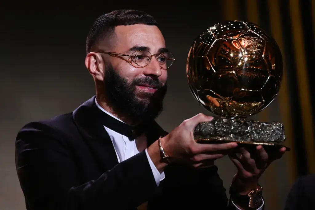  - Benzema posa com a Bola de Ouro 2022 — Foto: Franck Fife/AFP