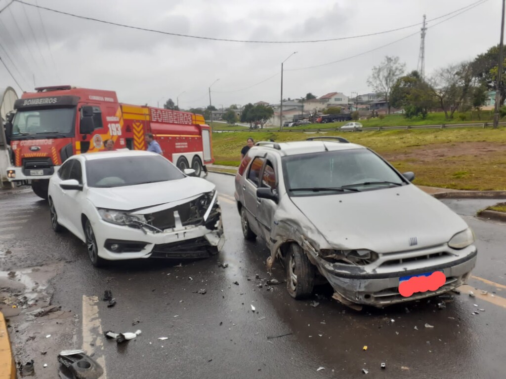 Colisão entre Civic e Pálio em Correia Pinto