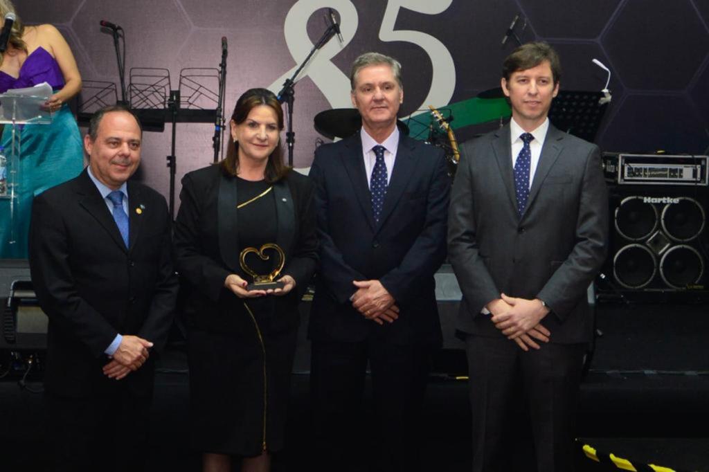 Carmen Zanotto recebe prêmio da Associação Catarinense de Medicina pelo trabalho realizado durante a pandemia 