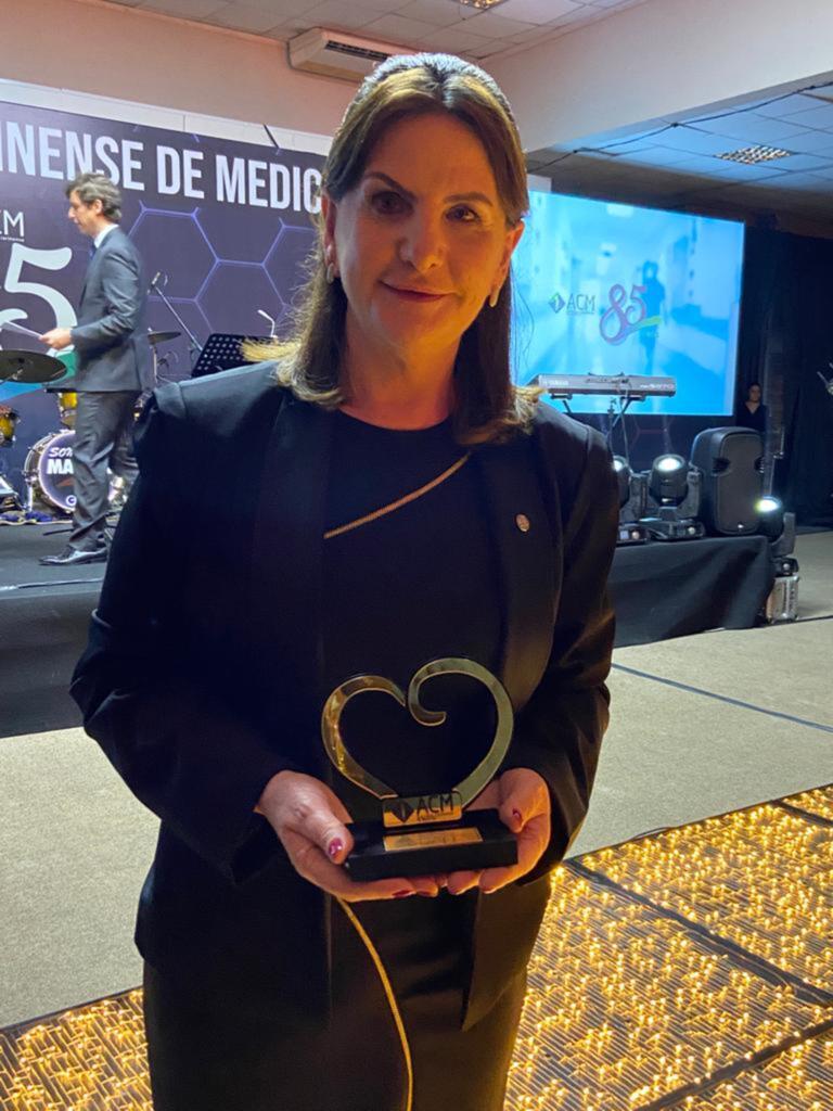 Carmen Zanotto recebe prêmio da Associação Catarinense de Medicina pelo trabalho realizado durante a pandemia