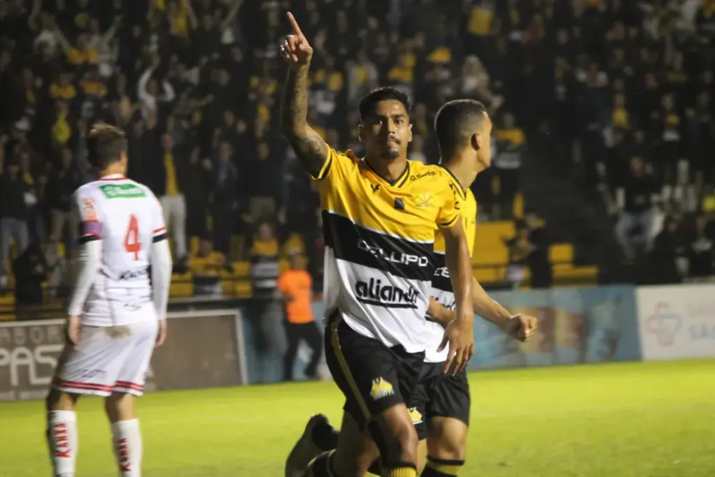  - Rômulo marca duas vezes em Criciúma 3 x 0 Ituano — Foto: Celso da Luz/ Assessoria de imprensa Criciúma E.C