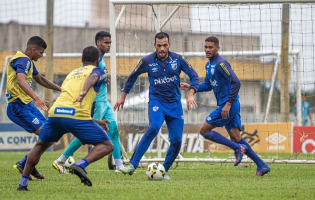  - Wellington Nascimento e Raphael Rodrigues, do Avaí, treinam no CFA da Ressacada — Foto: Leandro Boeira/Avaí F.C