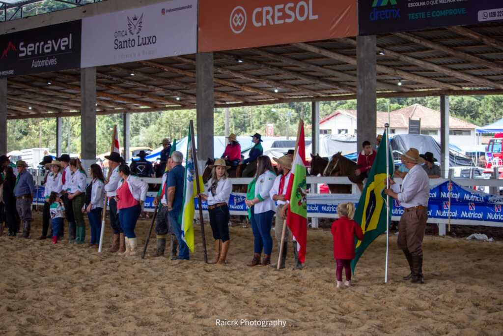 Parque de Exposições lotado na inauguração da primeira pista de laço coberta de SC