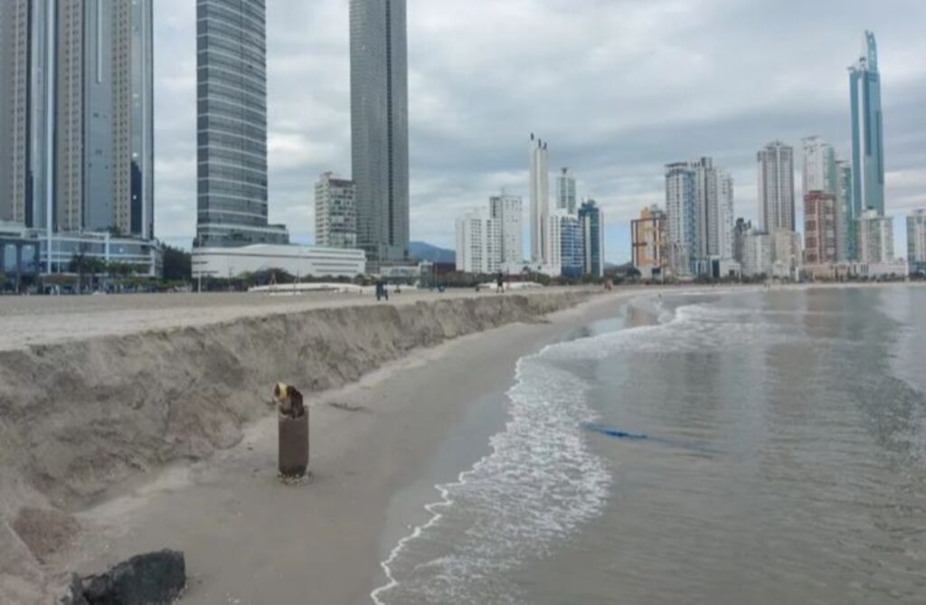 'Degrau' surge em faixa de areia de Balneário Camboriú 10 meses após alargamento; entenda