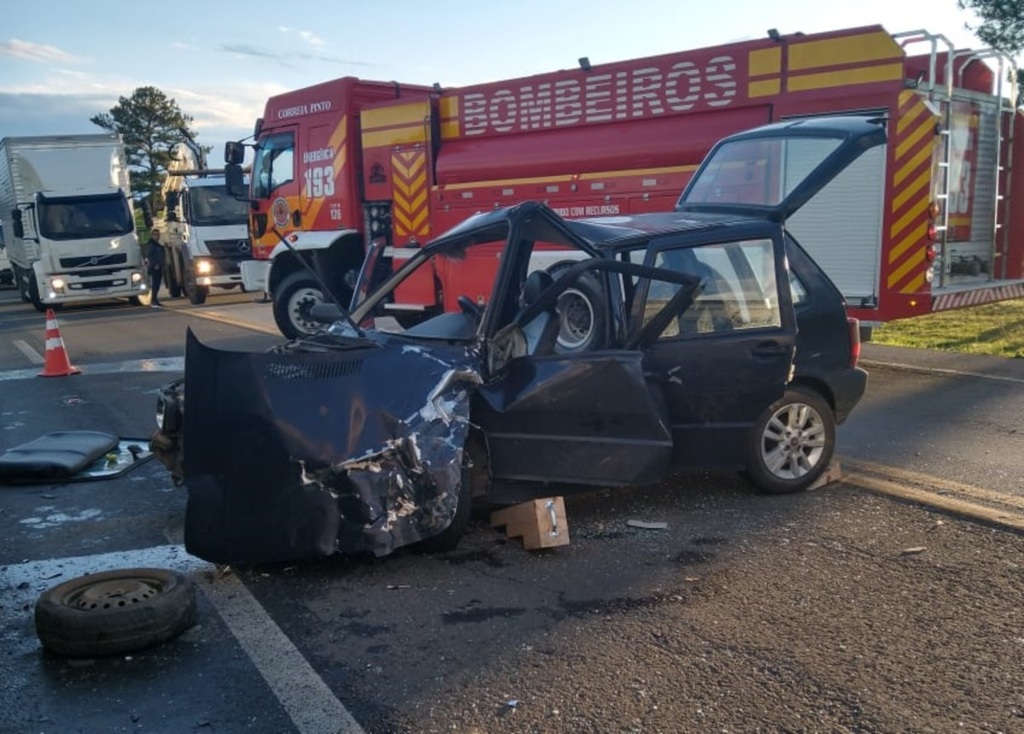 Colisão Uno x Caminhão na BR 116 em Correia Pinto