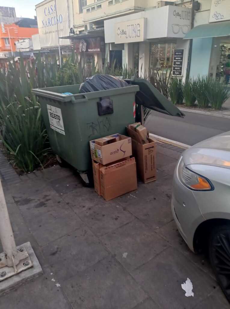 Sujeira no Centro de Lages motiva reclamação da população