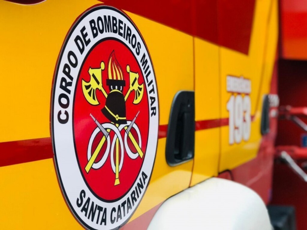 Homem causa danos à guarita salva vidas dos bombeiros