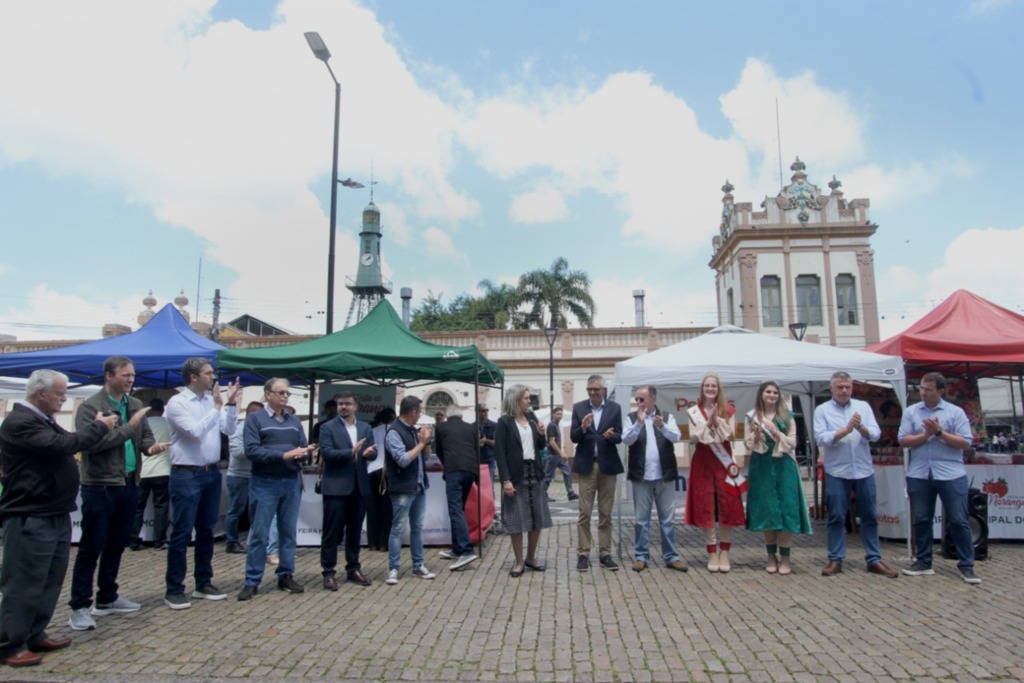 Feira do morango comercializa 500 quilos da fruta em dois dias