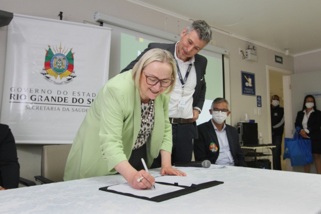 Foto: Carlos Queiroz - Arita Bergmann visitou os três hospitais pelotenses beneficiados para assinar os convênios.