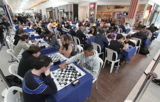 Estudantes participam de simultânea com mestre do xadrez Rafael