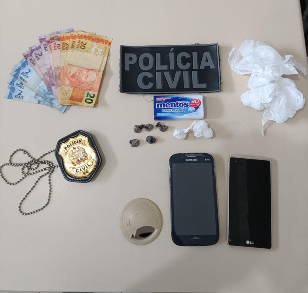 Polícia Civil prende dois integrantes de facção criminosa e apreende drogas