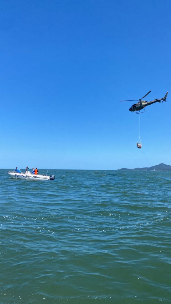 Bolsas com cocaína são encontradas boiando no mar em SC