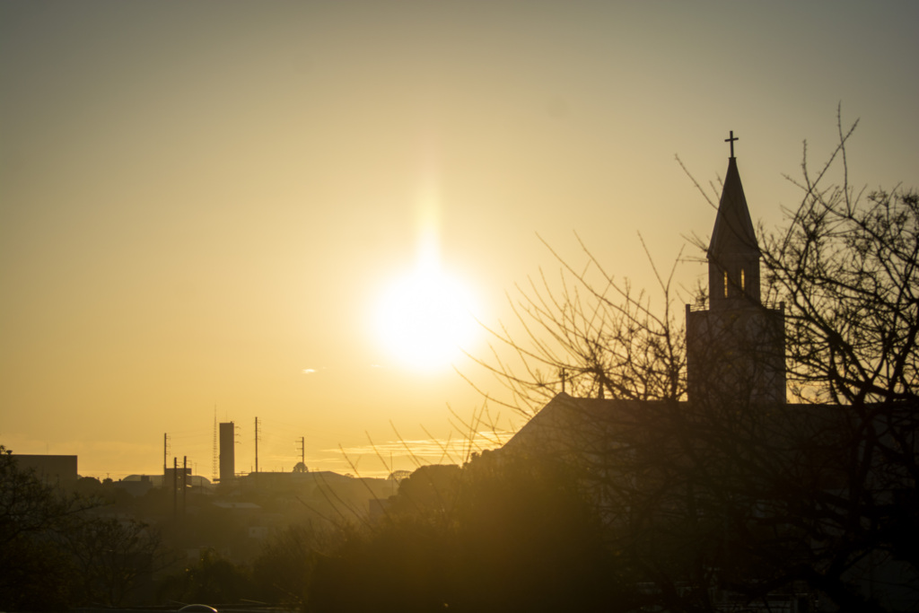 Sol com aumento de nuvens