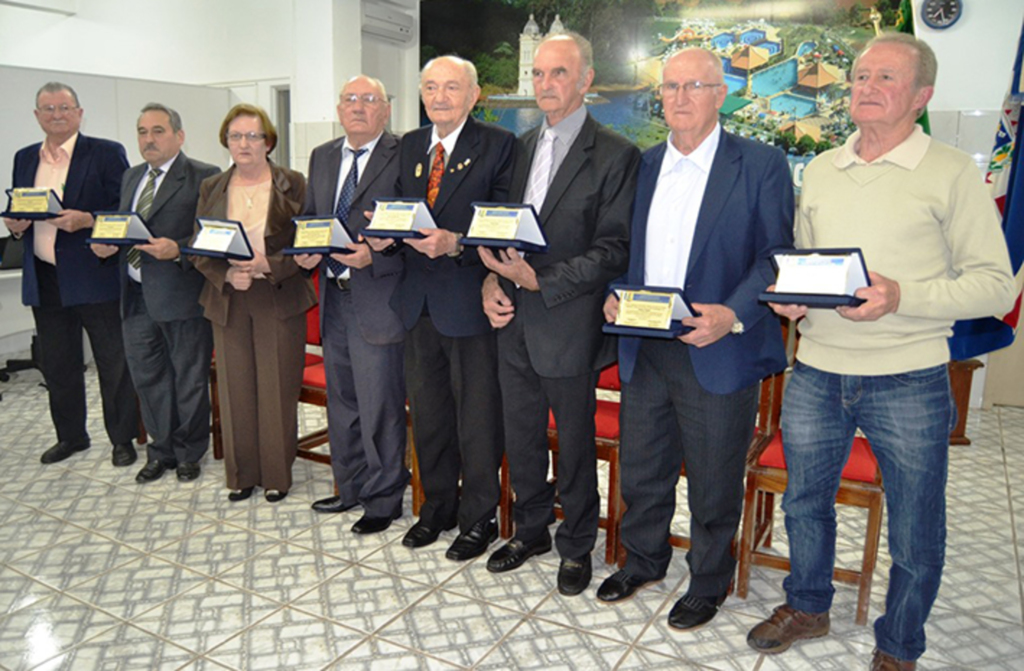  - Primeiros legisladores condecorados pelos serviços prestados à comunidade itaense
