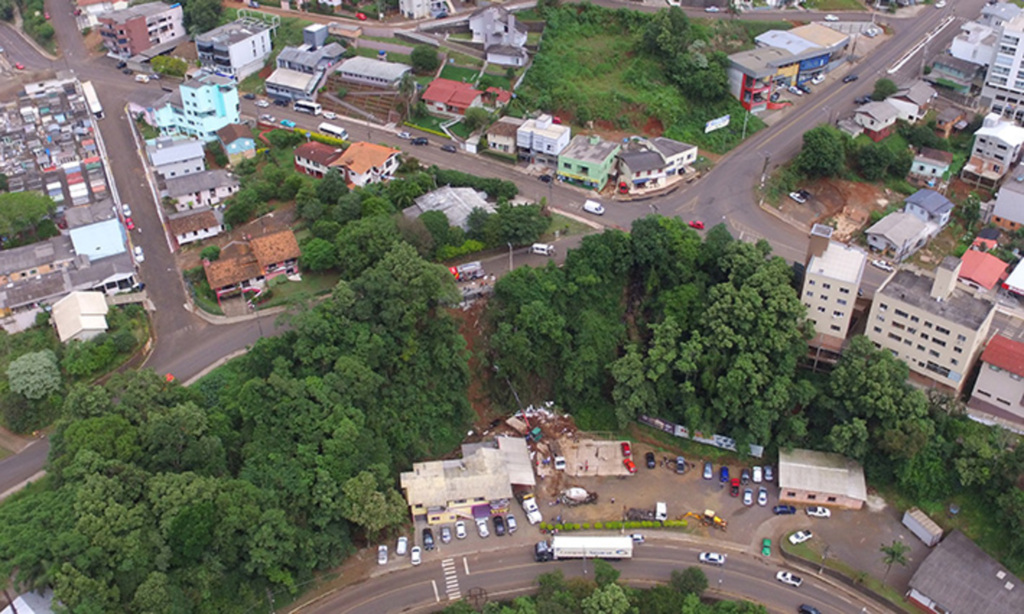  - Foto aérea da Edu Vídeo Produções mostra o cenário devastado depois de mais um acidente na Três de Abril