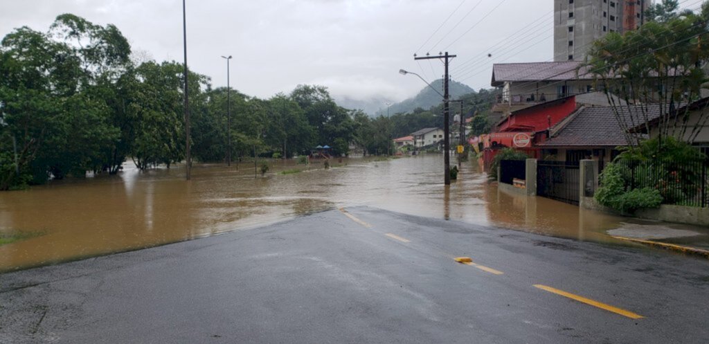 Chuva supera 300 MM, rios sobem e cidades alagam em SC