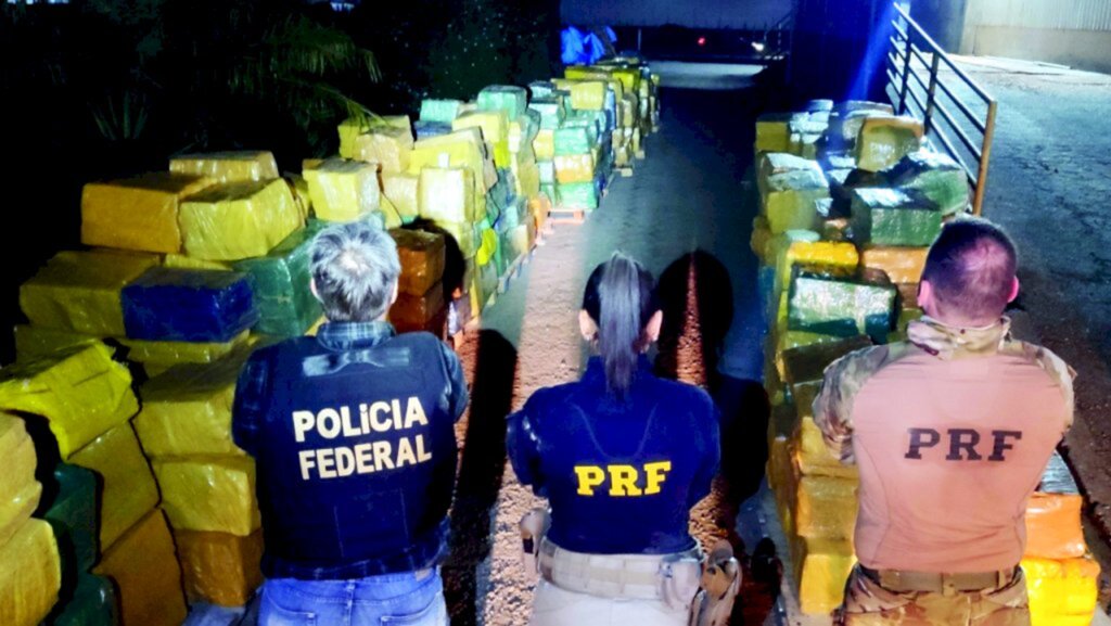 Ação conjunta PRF e PF fazem grande apreensão de maconha: quase 18 toneladas escondidas em carga de milho na BR 101 em Biguaçu