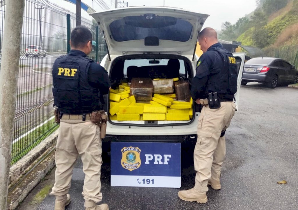 PRF apreende cerca de 500 kg de maconha e recupera veículo furtado na BR-101 em Itajaí