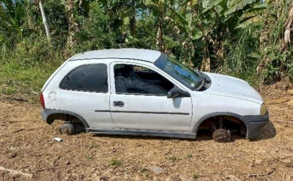 Carro furtado é recuperado sem as rodas em Pomerode