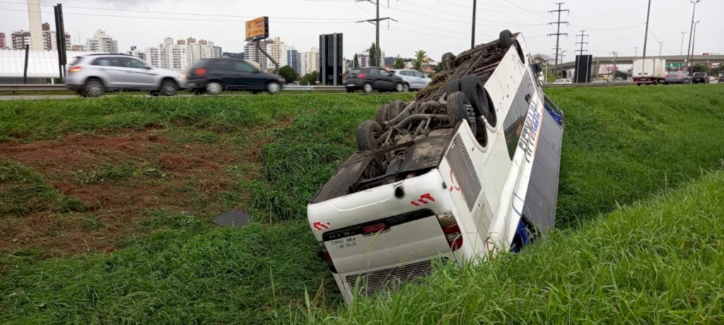 Ônibus da torcida feminina do Avaí é encontrado tombado na Via Expressa, em Florianópolis