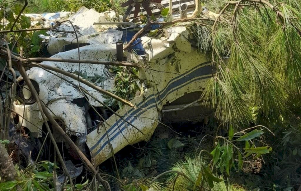 Avião agrícola cai em SC e piloto sai andando