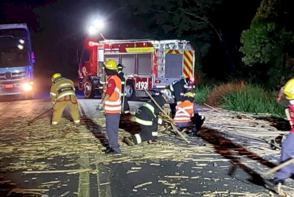 Carga de madeira tomba na BR-470, no Vale do Itajaí