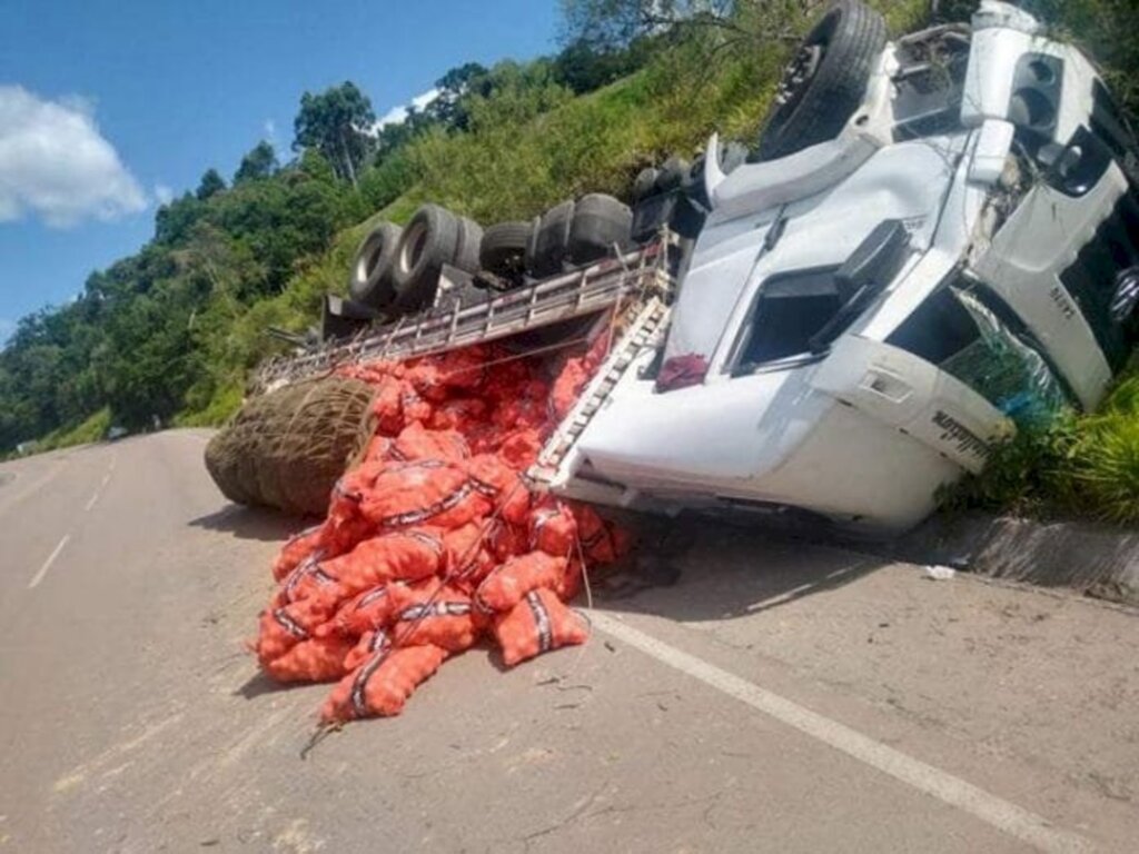 Carreta carregada de cebola perde o controle do veículo e tomba na SC-110, em Ituporanga