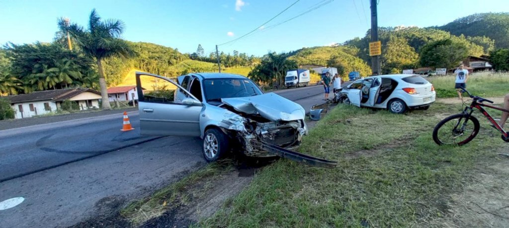 Colisão entre dois veículos deixa duas pessoas feridas em Apiúna