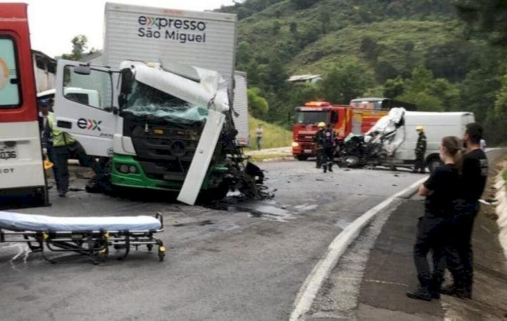 Gravíssimo acidente entre caminhão e van deixa um morto e um ferido na BR-282 em Alfredo Wagner