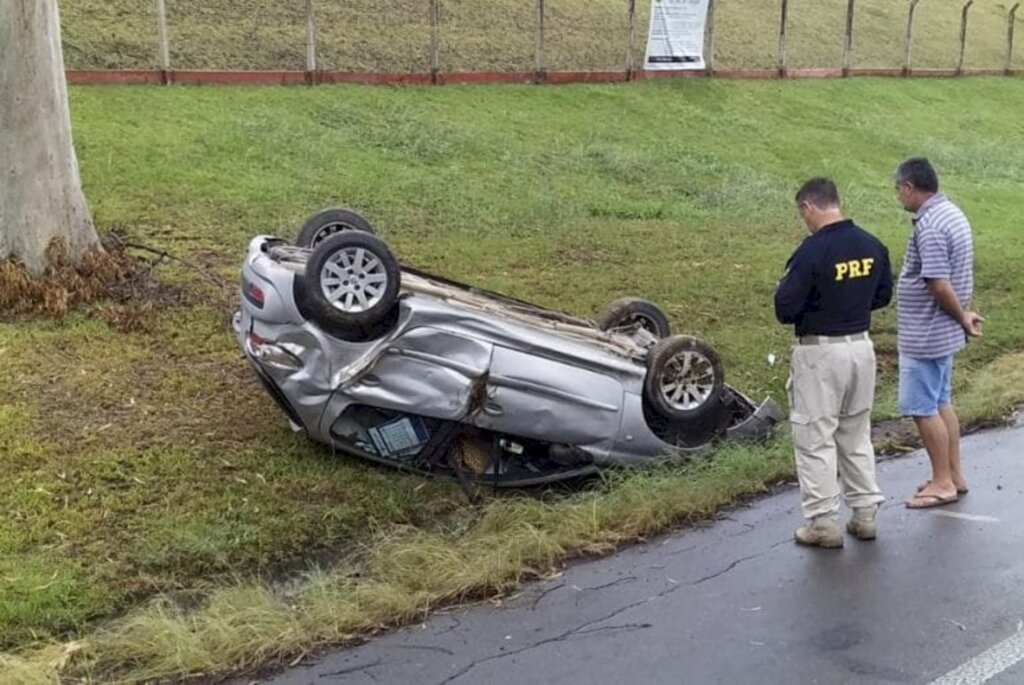 Carro fica destruído após saída de pista na BR 470, no Alto Vale