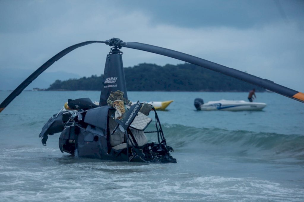 Testemunhas relatam desespero em resgate após helicóptero cair em praia em Florianópolis