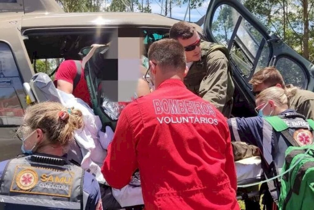 Trator tomba em cima de motorista, no Alto Vale
