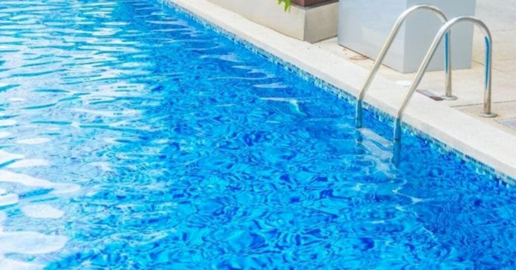 Homem é hospitalizado após bater cabeça em piscina de parque aquático, em Gaspar