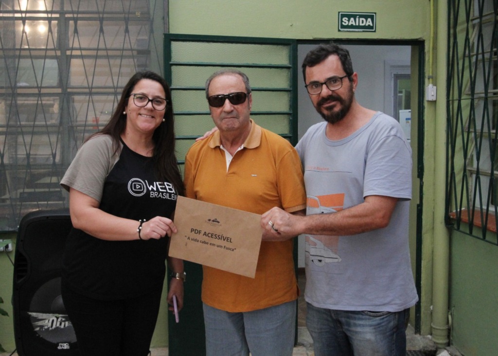Carlos Queiroz - Presidente da Associação, Dilmar Rodrigues (C), recebeu o livro acessível do autor