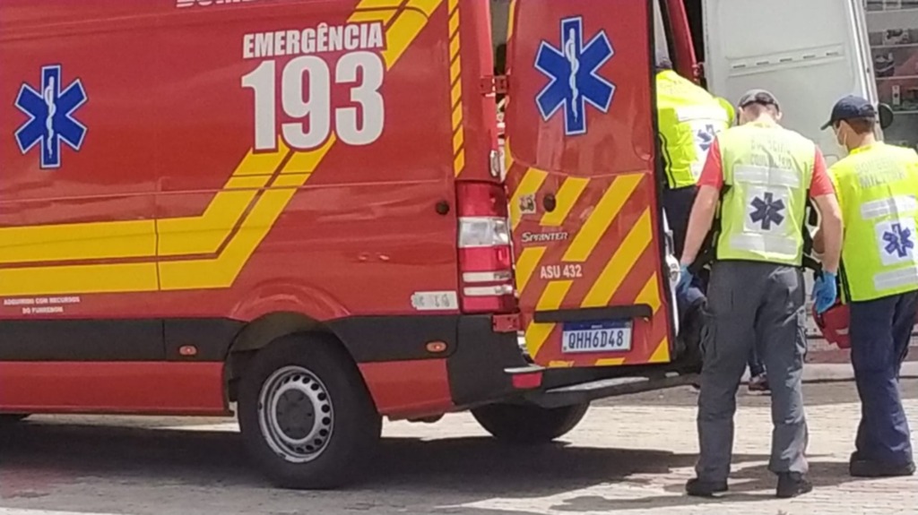 Motociclista bate em caminhão parado no bairro Vila Nova