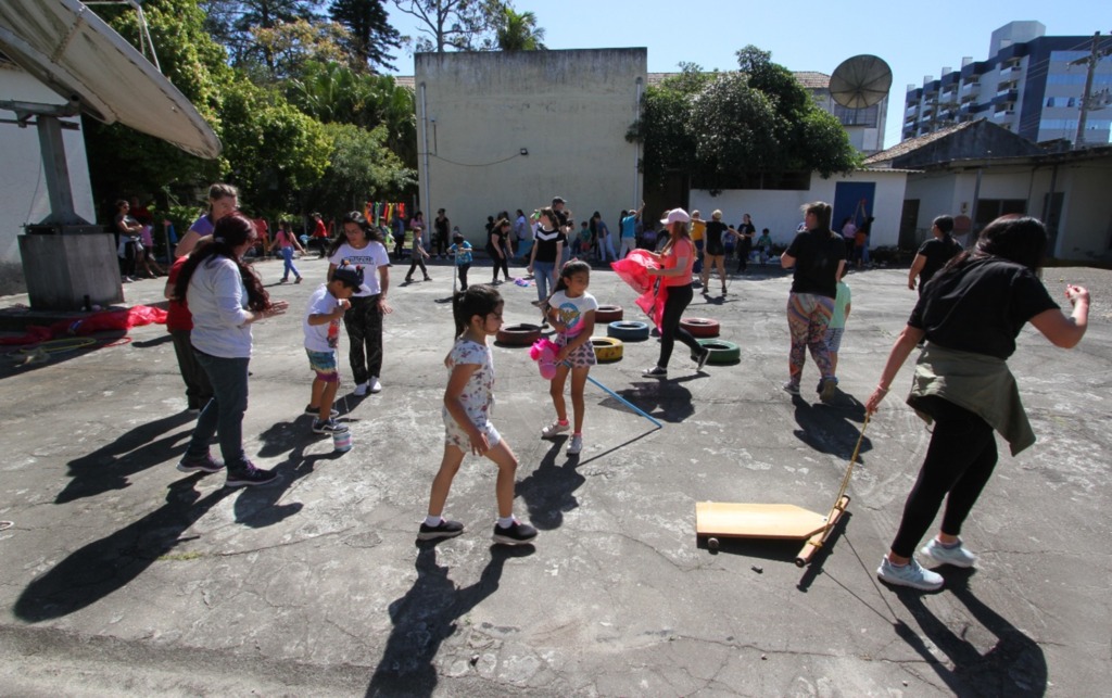Foto: Carlos Queiroz - DP - Durante duas horas, crianças com idades entre seis e sete anos brincaram livremente de diversas recreações populares da cultura brasileira