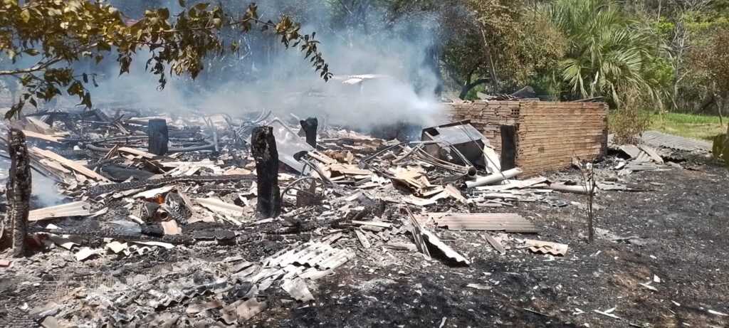 Incêndio destrói casa e veículo em Correia Pinto