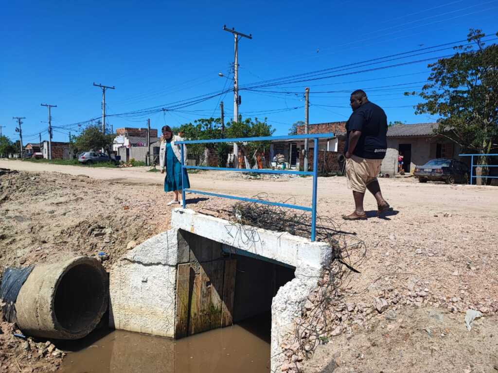 Sanep constrói rede de drenagem em trecho da Zeferino Costa