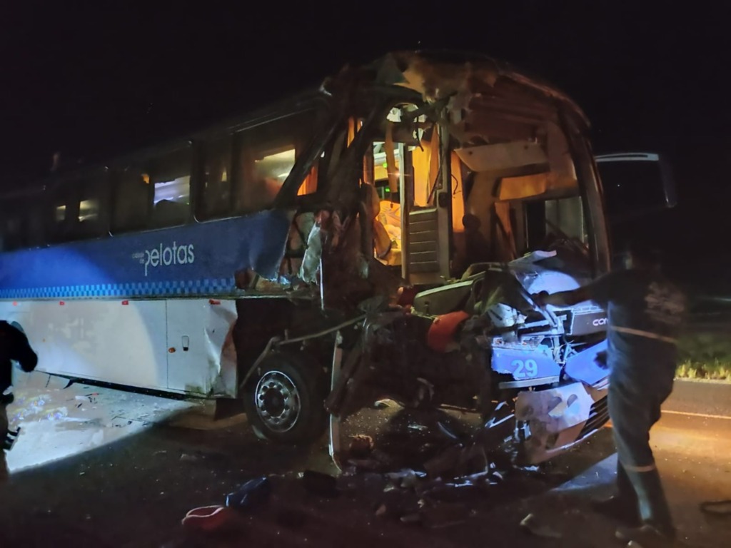 Acidente com ônibus de Pelotas deixa 40 pessoas feridas