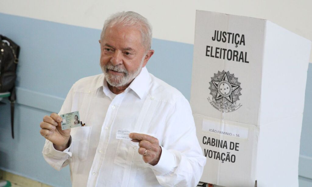 Em disputa apertada, Lula é eleito presidente do Brasil