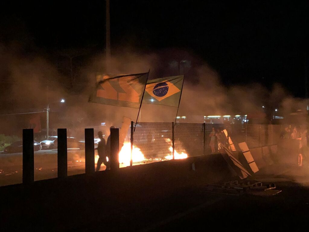 (Foto OCP News) - Manifestantes bloqueiam rodovias após resultado das eleições