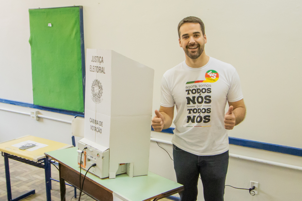 Foto: Volmer Perez - Hora do voto. Governador reeleito vota em Pelotas, n Assis Brasil