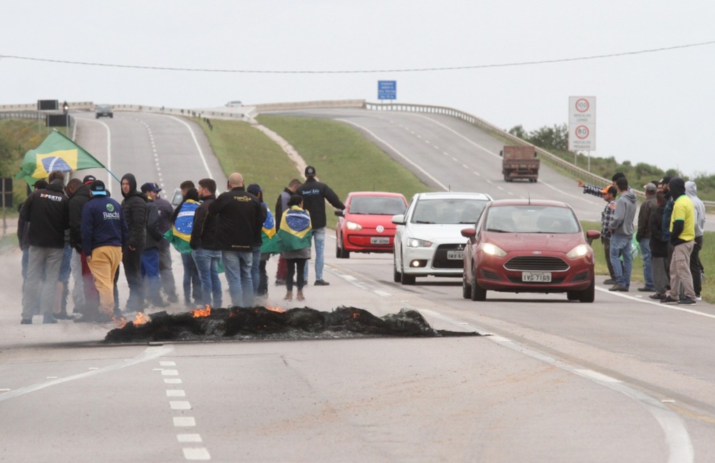 Jô Folha - Manifestantes deixaram meia pista livre para trânsito de veículos menores