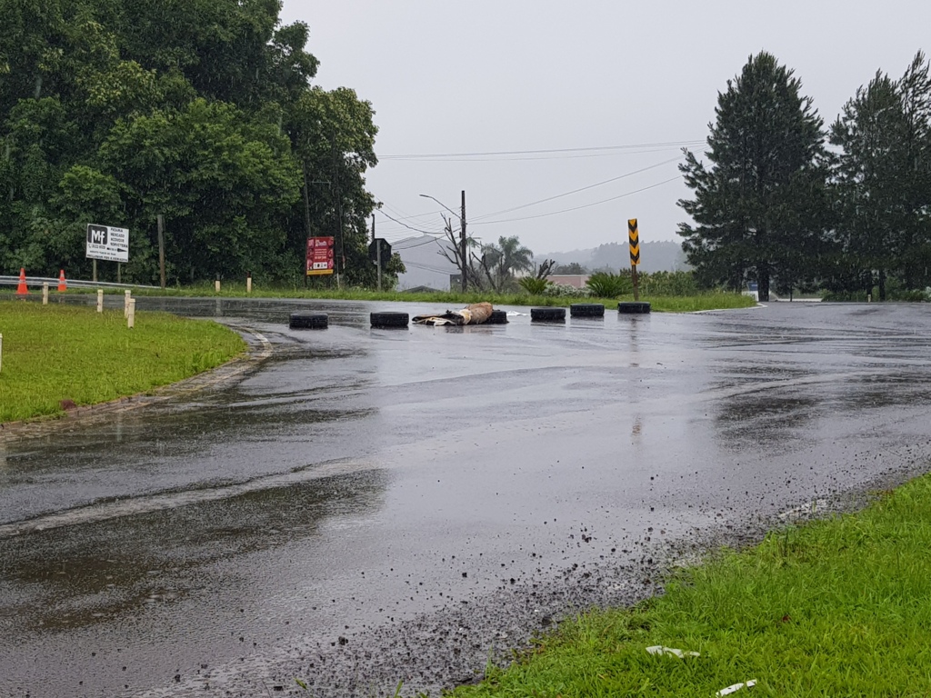 Manifestação também é realizada no trevo de São Miguel do Oeste