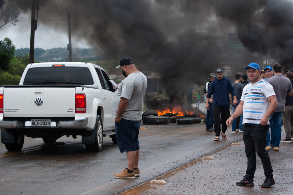 Seguem bloqueios de rodovias na região