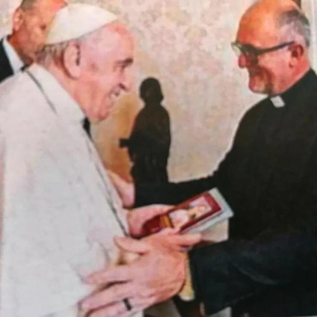 Papa Francisco recebe cópia do filme Albertina no Vaticano