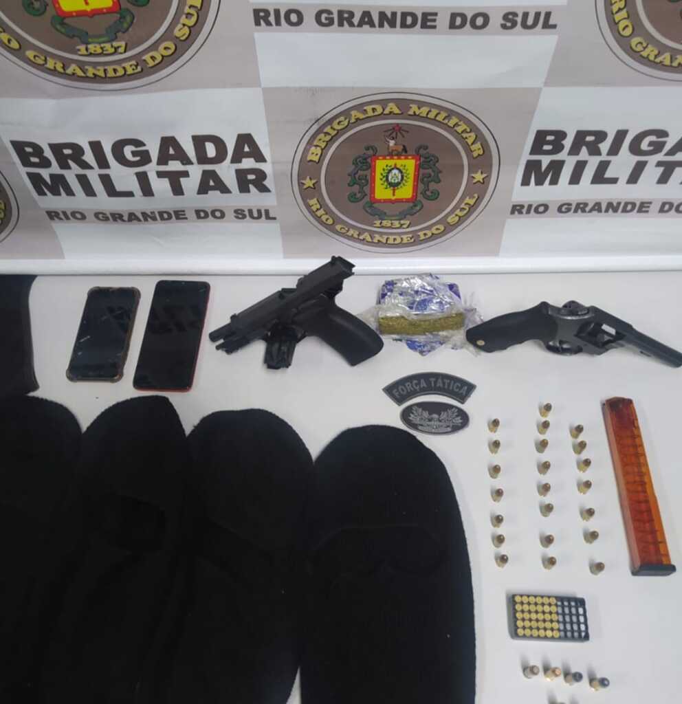 Divulgação BM - Armas, munição e até toucas ninjas foram apreendidos com os criminosos